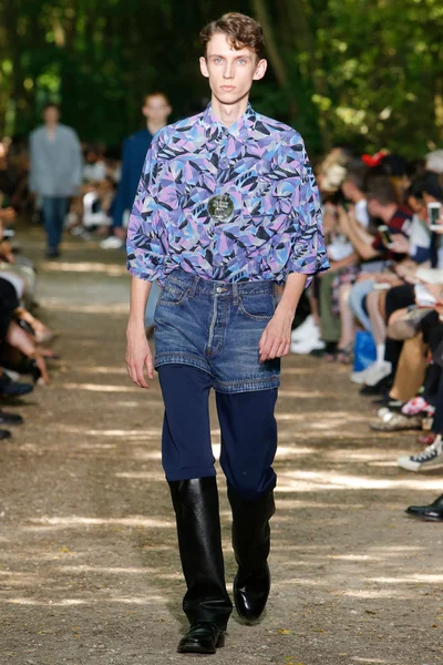Look 16